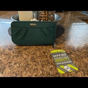 TRAVELON NEW RFID BLOCKING ZIPPERED WALLET GREEN